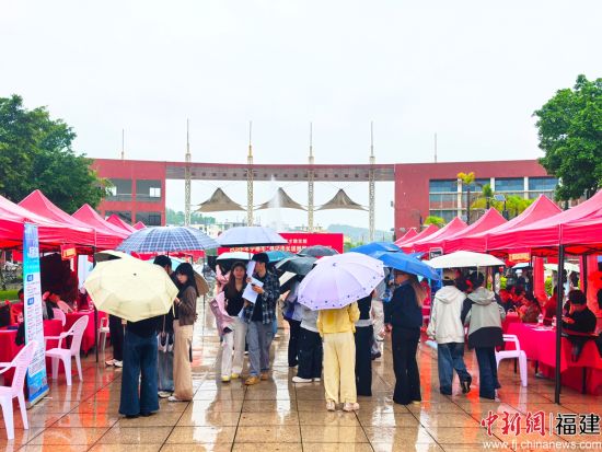 ����2026�������С�����г��͸����Ž�У԰������ʦ��ѧԺר����Ƹ���ֳ���Ҷ���� ��