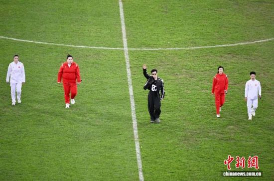 ͼΪ������(��)Я�ָ������˹ھ����(��һ)��������(���)������(��һ)�����˹ھ�����ޱ(�Ҷ�)���࿪Ļʽ�ֳ������������ ������ ��