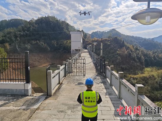 ͼΪѲ��Աʹ�����˻��Կ�������Ѳ�졣������ˮ���� ��ͼ