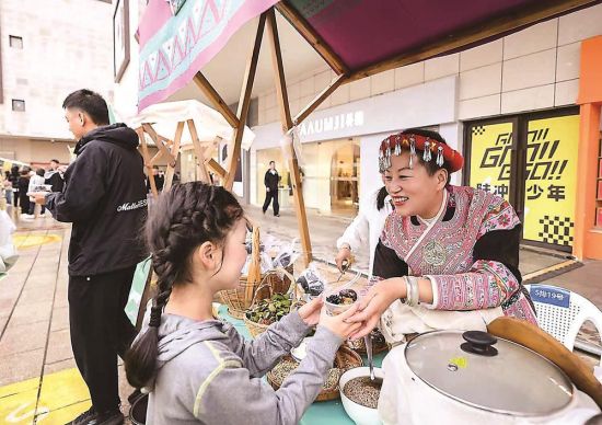 �ڸ��׻�У�����׷����ܻ�ӭ��