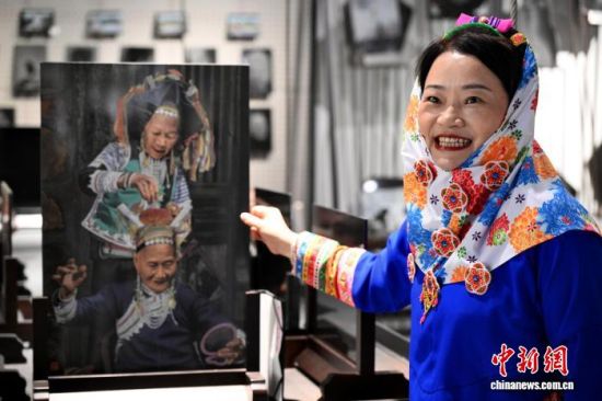 4��15�գ����Ŵ�ͳ�ݰ�Ů���ε�����ϼ��λ�ڸ���ʡ�ݰ��صĹ����ҽ�������Ӱ����Ʒ����������� �ű� ��