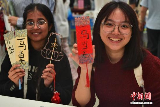 ͼΪ����ѧ���ڻ��չʾ��������ǩ����������� �ű� ��