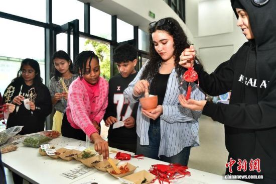 ͼΪ�����ѧ���ڻ�Ͻ�������DIY����������� �ű� ��