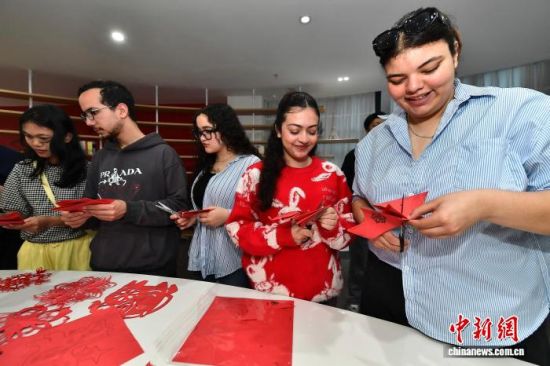 ͼΪ����ѧ���ڻ�����鴰����ֽ����������� �ű� ��