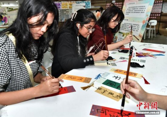 ͼΪ����ѧ���ڻ����ë��д��������ǩ����������� �ű� ��