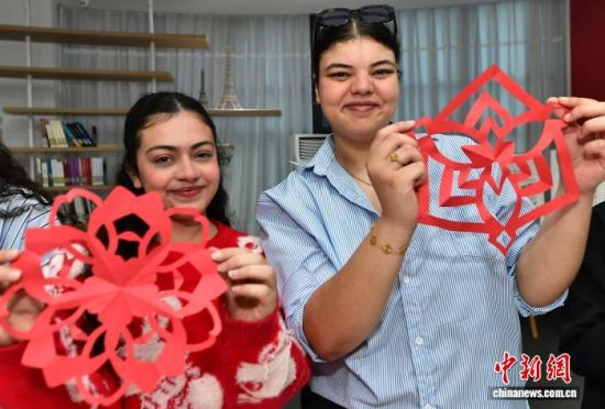 ͼΪ�����ѧ��չʾ�Լ������Ĵ�����ֽ����������� �ű� ��