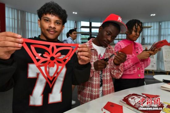 ͼΪ�����ѧ���ڻ�����鴰����ֽ����������� �ű� ��