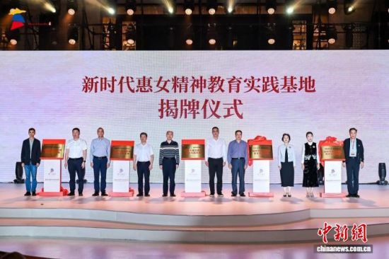 4��24�գ�����ʱ����Ů�������ʵ�����ء�������ʽ�ڸ����ݰ����С�(�ݰ�����ý�����Ĺ�ͼ)