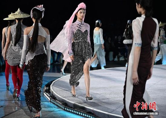 5��1������ģ���ڡ���Ů����ʤ�ƽ�������Ů������Ȼع˴��㡱��չʾ���Ρ���������� �ű� ��