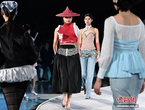 5��1������ģ���ڡ���Ů����ʤ�ƽ�������Ů������Ȼع˴��㡱��չʾ���Ρ���������� �ű� ��