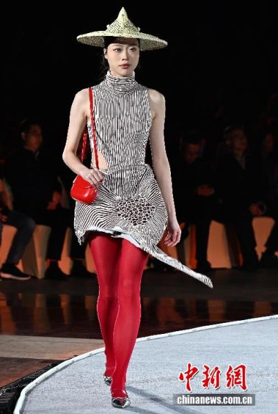 5��1������ģ���ڡ���Ů����ʤ�ƽ�������Ů������Ȼع˴��㡱��չʾ���Ρ���������� �ű� ��