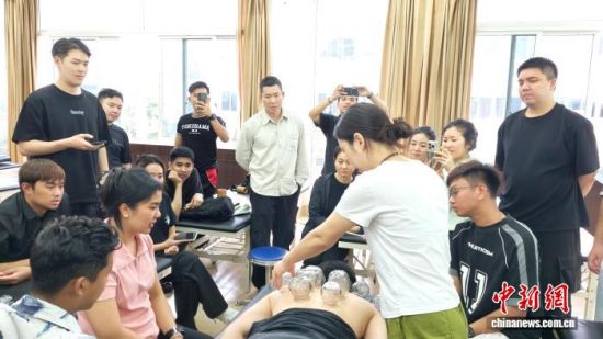 5��7����11�գ�����조���ģ���AI��������ҽ��ϰϵ�л�ڸ������ݾ��С�ͼΪ���ѧԱ������͹�Ħ�ι޵��й���ͳ������������������ְҵѧԺ��ͼ