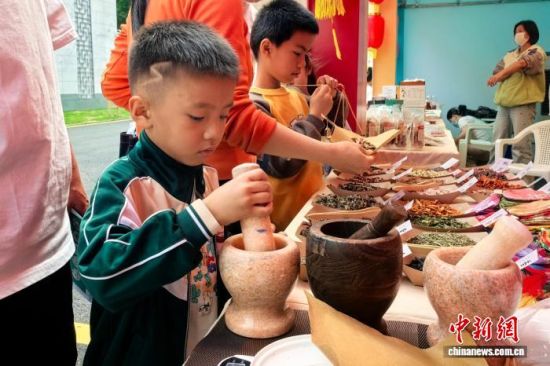 5��16�գ�����Ȫ��������һ��᪻� �����ĺ���ϵ�л��ͼΪ��ҽ�ֹ��������������顣(Ȫ�ݻ�����ʷ����ݹ�ͼ)