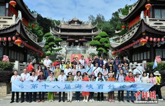 5��29�գ���ʮ�˽캣Ͽ��̳����Ͽ������̳�ڸ����������޵����С�ͼΪ�μ���̳�ļα�����������������Ӱ���������� ����
