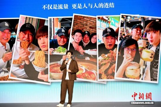 6��12�գ��ڶ�ʮ�Ľ캣Ͽ������̳�����ž��У�̨����ý�岩������ƽ�ڿ�Ļʽ�Ϸ������Լ����δ�½�Ĺ��¡���������� ���� ��