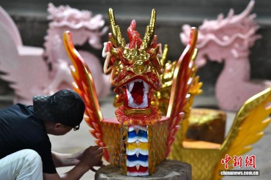 ͼΪ5��18�գ�ʦ�����ڸ���ͷ��ɫ����������� �ű� ��