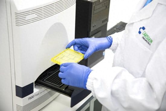 ʵ������Ա���ڲ���ӫ��ۺ�ø��ʽ��Ӧ(PCR)�ǡ�ͼ/�Ƽ�ҩҵ����