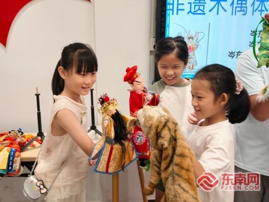 非遗木偶体验(岑东社区新时代文明实践站供图)