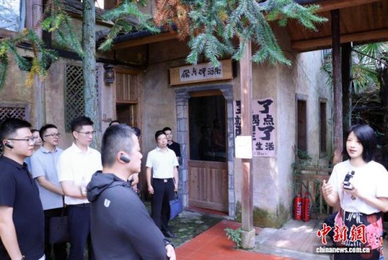 �λ���Ա����������̶�塰47�������е�ʦ����������ò�ҵ��չ��������������� Ҷï ��
