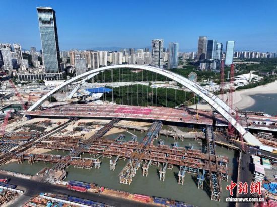 ͼΪ10��10��������ý����(���Ŷ�)����ɽɳ̲�š�9�գ�����ɽɳ̲��Բ�����1.5��ָ������������ʩ����Ϊ��������ϵ�������뽻ͨ��ȫ��ʩ����ʩ������������������������������ �ű� ��