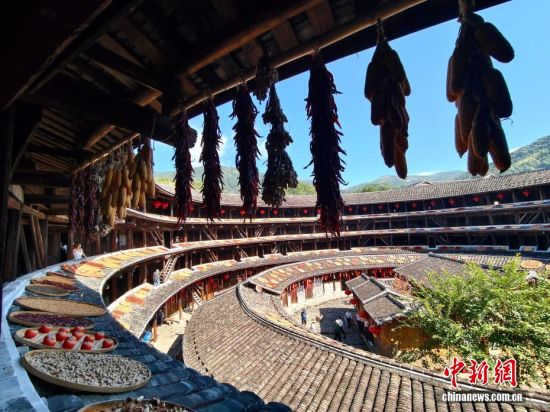 10��23�գ��ڳ�Ϫ��¥Ⱥ���������յġ�ũ��Ʒ������¥������������չ����������ӵ���¥��ӳ��Ȥ�������ڶ��ο�ǰ�����;������������ �ű� ��