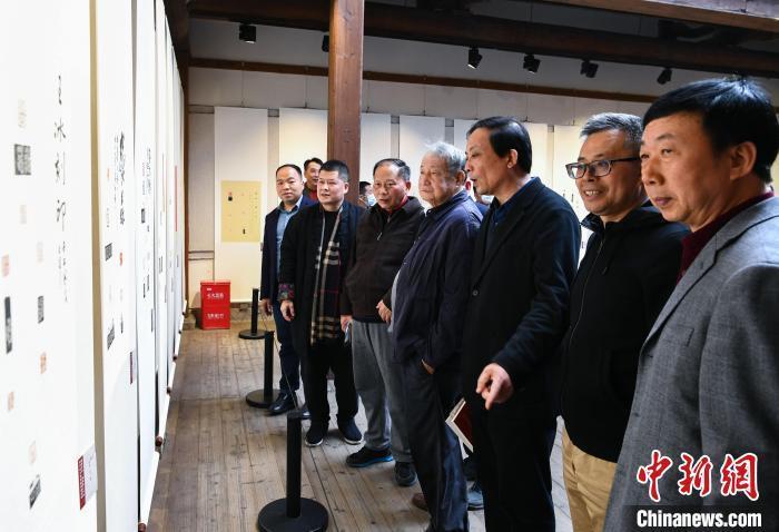 福建省第二届篆刻艺术展暨寿山石印钮雕刻邀请展在福州举办。 汪明权 摄 福建省第二届篆刻艺术展暨寿山石印钮雕刻邀请展在福州举办。 汪明权 摄