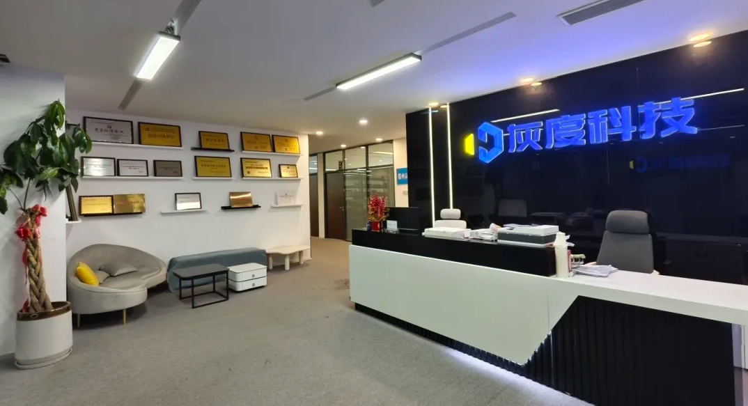 ���������ڻҶ��е��� ��������ҵ�ƾ�