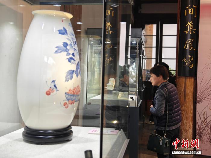 2026��ɶ��»�Ů���黭������Ʒչ���ݿ�Ļ