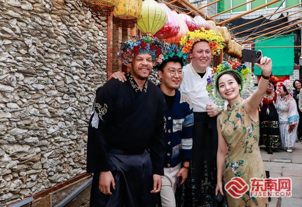 ����֪�Ҹ��й��С��߽����� ����ý��������顰����Χ������֮��