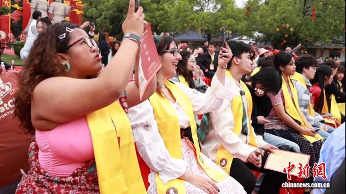 ���ȴ�ѧ������ѧ���߽������������ܿ���ʥ���Ļ�