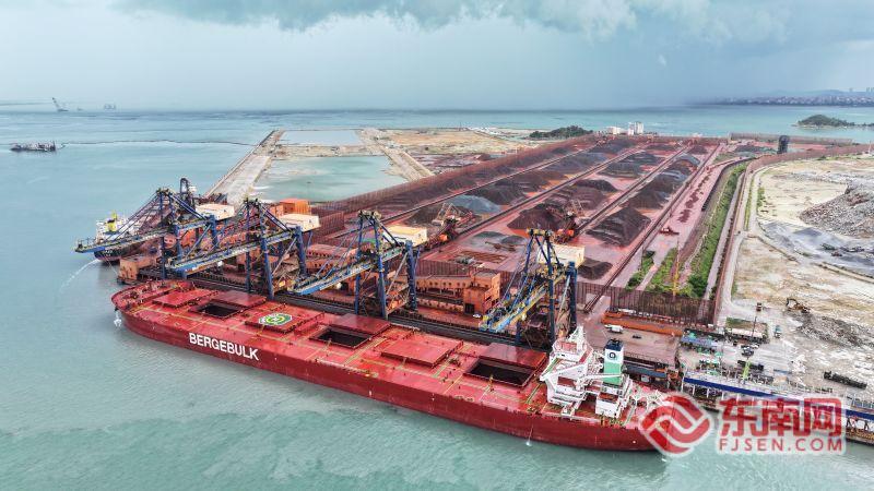 294.4���ף��ڰ�ͨ��һ��δͣ ����߼�վ���������������м��ع���