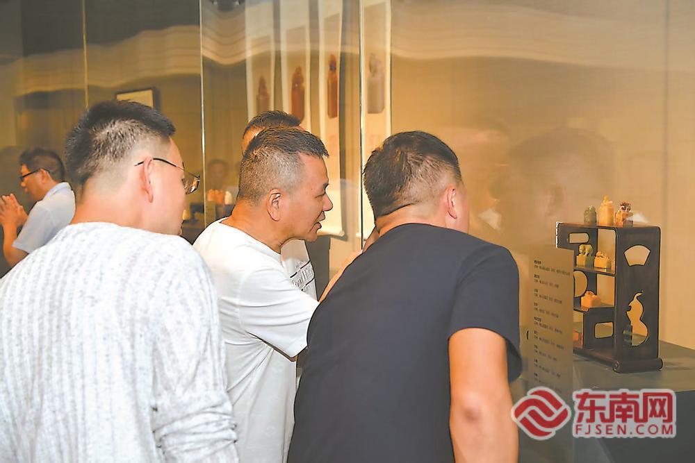 ��ʮһ�캣Ͽ����������׭����Ʒչ��Ļ